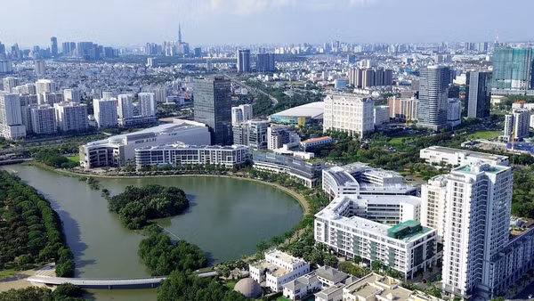 Đô thị lớn đã kiến tạo cho con người một không gian sống tốt hơn, thì ngược lại, người dân cũng cần tự “nâng cấp” chính mình để phù hợp với đời sống văn minh, hiện đại.
