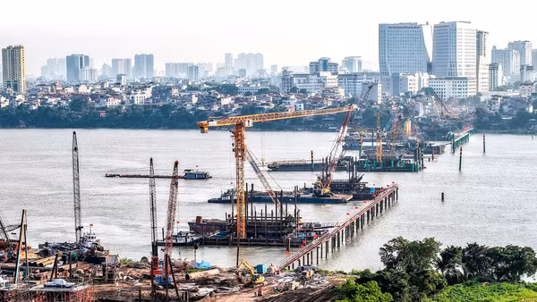 Cầu Trần Hưng Đạo (Hà Nội), công trình hạ tầng trọng điểm, được đẩy nhanh tiến độ từ các chính sách khơi thông nguồn lực đất đai theo Luật Đất đai năm 2024. Ảnh: Thành Đạt