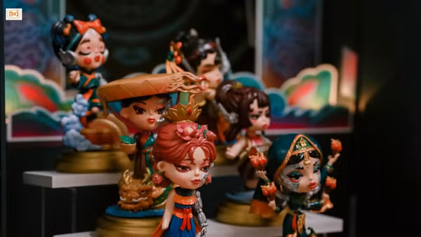 Đồ án tốt nghiệp thiết kế bao bì và đồ chơi 3D mang tên Thanh Cầm của sinh viên Bùi Khánh Linh, Trường đại học Sư phạm nghệ thuật Trung ương, lấy cảm hứng từ trang phục truyền thống. Nguồn ảnh: NUAE Photography Club