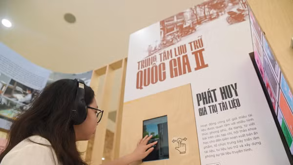 Các triển lãm, trưng bày phát huy giá trị của lưu trữ tại Trung tâm Lưu trữ quốc gia II thu hút sự quan tâm của công chúng. Nguồn: NAC2
