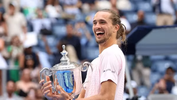 Tay vợt người Đức Alexander Zverev trên bục trao giải US Open 2026.