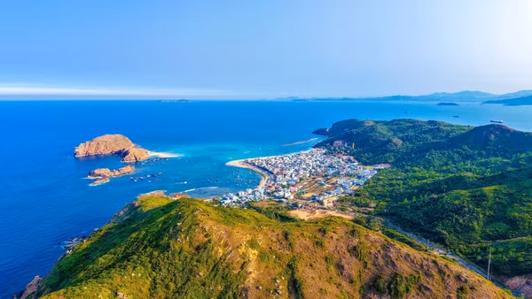 Nấp sau dải núi, Nhơn Lý hiện ra như một món quà bí mật.