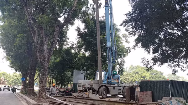Đơn vị thi công triển khai đấu nối tuyến cống thoát nước dọc phố Quang Trung và hồ Thiền Quang. Ảnh: VĂN HỌC