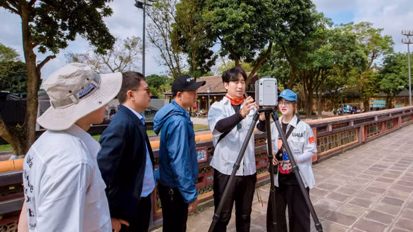 Đội ngũ chuyên gia, kỹ sư của Trung tâm Bảo tồn Di tích Cố đô Huế và đối tác trao đổi về kỹ thuật quét 3D tại Điện Thái Hòa. Ảnh: Trung tâm Bảo tồn Di tích Cố đô Huế