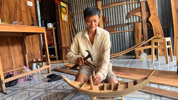 Sản phẩm xuồng, ghe mi-ni người dân đóng bán cho du khách.