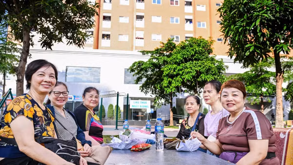 Dự thảo Luật Đất đai (sửa đổi) đã có nhiều điểm mới về hình thức bồi thường, chất lượng và địa điểm tái định cư cho người bị thu hồi đất. Trong ảnh: Người dân bị thu hồi đất phục vụ mở đường ở Đê La Thành về tái định cư tại Khu CT3 Nghĩa Đô, TP Hà Nội. Ảnh: HIẾU MINH