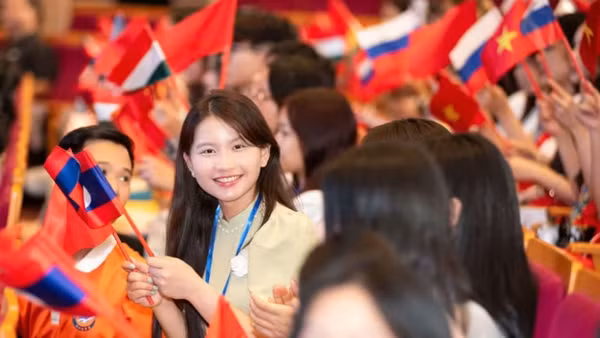 Các bạn trẻ tham gia chương trình. Ảnh: MINH DUY