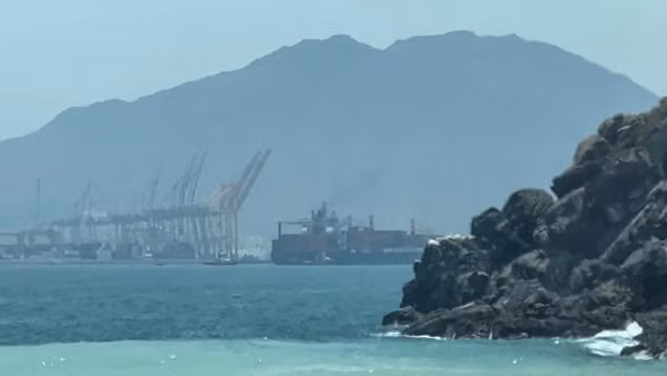 Iran tuyên bố đã lại phong tỏa Eo biển Hormuz.