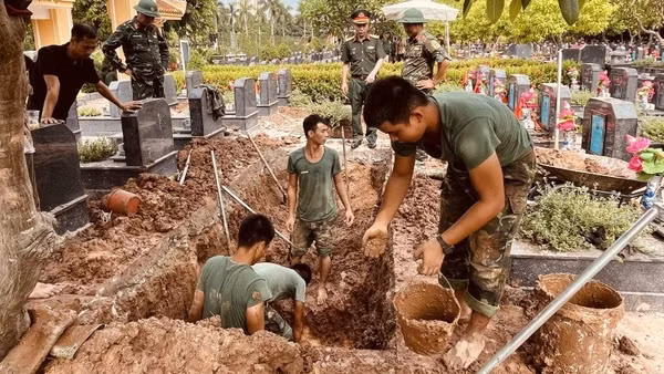 Lực lượng chức năng khai quật, lấy mẫu hài cốt liệt sĩ tại Nghĩa trang Mai Dịch. (Ảnh: Ngọc Anh)
