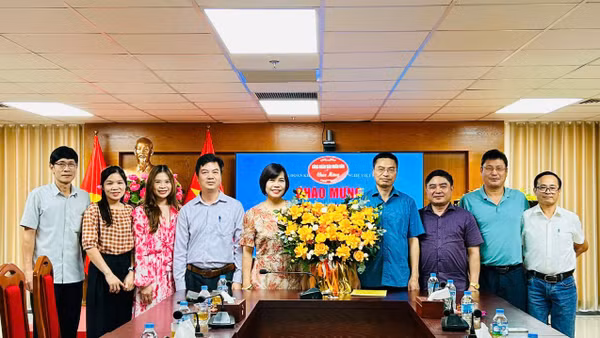 Công đoàn Báo Nhân Dân chúc mừng Công đoàn Khoa học và Công nghệ Việt Nam trước thềm Ngày truyền thống 30/8.