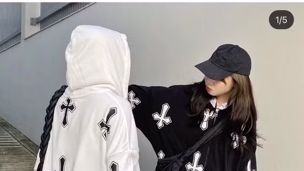 Những cái hoodie như của phù thủy ấy giới trẻ chắc chắn mỗi người phải có… vài cái. 