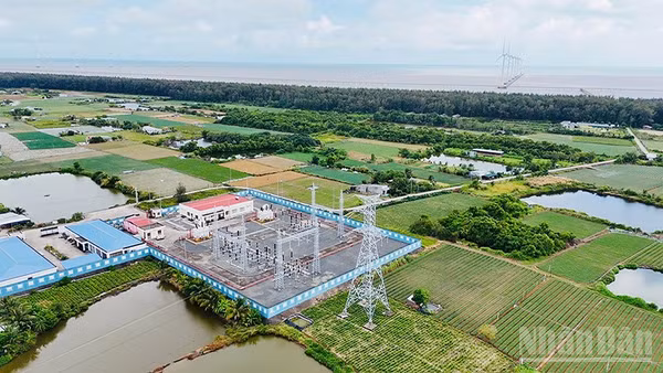 Hạ tầng truyền tải điện thuộc dự án Nhà máy điện gió V1-7, tại xã Đông Hải, tỉnh Vĩnh Long. (Ảnh: MINH KHỞI)