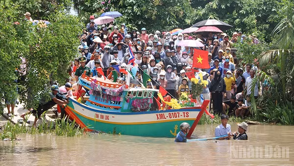 Nghi thức tống tàu ra biển tại Lễ hội Cúng biển Mỹ Long, xã Mỹ Long, tỉnh Vĩnh Long.