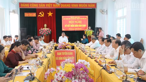 Hội nghị bàn giao tham mưu về công tác dân vận sang Đảng ủy Mặt trận Tổ quốc Việt Nam tỉnh Vĩnh Long. (Ảnh: MINH KHỞI)