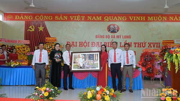 Xã Mỹ Long được sáp nhập từ hai xã Mỹ Long Bắc, Mỹ Long Nam và thị trấn Mỹ Long, đại diện lãnh đạo Đảng bộ xã Mỹ Long nhận quà của Tỉnh ủy Vĩnh Long tại Đại hội Đại biểu lần thứ 17, nhiệm kỳ 2025-2030. (Ảnh: MINH KHỞI)