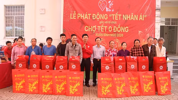 Hộ nghèo, cận nghèo xã An Trường, tỉnh Vĩnh Long được trao quà Tết.