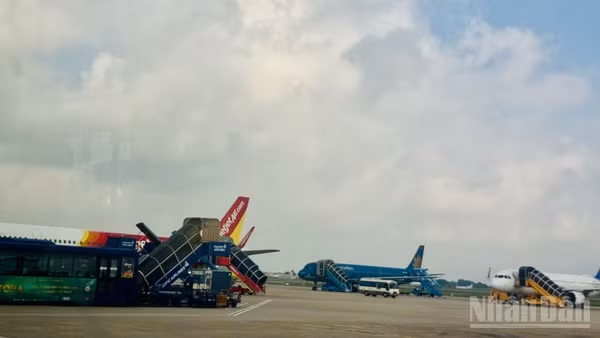 Vận tải hàng không là một trong các kênh vận chuyển hành khách và hàng hóa được ưu tiên lựa chọn hiện nay. (Ảnh: HNV)