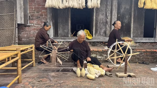 Các nghệ nhân làng dệt lụa đũi Nam Cao, Hưng Yên. (Ảnh: HNV)