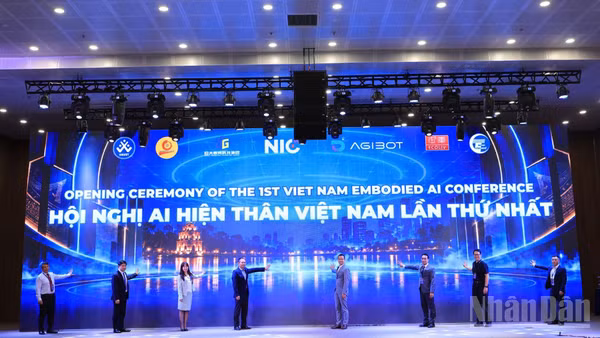 Các đại biểu làm nghi thức khai mạc hội nghị. (Ảnh: MINH HẰNG)