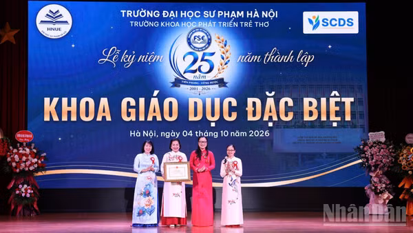 Thứ trưởng Giáo dục và Đào tạo Nguyễn Thị Quyên Thanh trao Bằng khen của Bộ trưởng Giáo dục và Đào tạo tới tập thể, cá nhân có thành tích xuất sắc. (Ảnh: THANH TÙNG) 