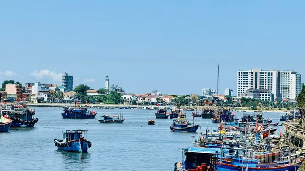 Ba động lực tăng trưởng là: đầu tư công tạo thêm khối lượng sản xuất; công nghiệp và xuất khẩu mở rộng đầu ra; tiêu dùng trong nước duy trì nhịp tăng của thương mại, dịch vụ. (Ảnh: HNV)