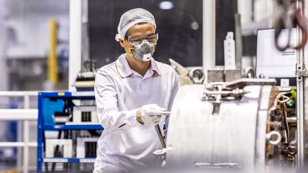 Công nhân trong một dây chuyền sản xuất của nhà máy Thụy Điển đầu tư tại Bắc Ninh. (Ảnh: Đại sứ quán Thụy Điển tại Việt Nam)