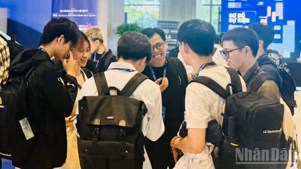 Chín tháng năm 2026, lực lượng lao động từ 15 tuổi trở lên là 53,8 triệu người, cao hơn 697 nghìn người so cùng kỳ năm 2025. (Ảnh: HNV)