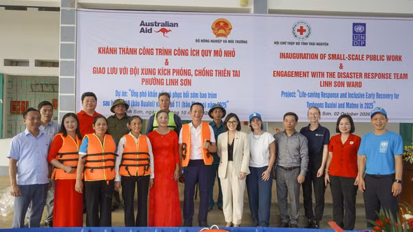Đoàn công tác giao lưu với Đội xung kích phòng, chống thiên tai phường Linh Sơn, Thái Nguyên. (Ảnh: Đại sứ quán Australia tại Việt Nam)