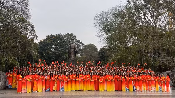 Phụ nữ Việt Nam gìn giữ truyền thống, giữ vững hiện tại và xây dựng tương lai. (Ảnh: BÁO NHÂN DÂN)