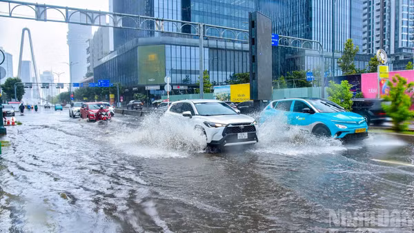 Mưa lớn gây ngập tại chân cầu Ba Son. (Ảnh: THẾ ANH)