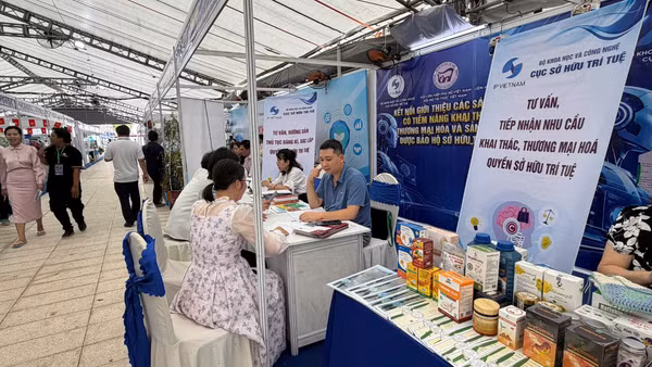 Cục Sở hữu trí tuệ hỗ trợ, tư vấn trực tiếp về sở hữu trí tuệ tại sự kiện. (Ảnh: BAN TỔ CHỨC)