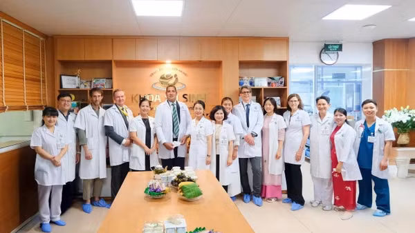 Đại sứ Thụy Điển tại Việt Nam Johan Ndisi đến thăm Bệnh viện Phụ Sản Hà Nội và chứng kiến lễ ký kết biên bản ghi nhớ hợp tác giữa bệnh viện với Viện Karolinska (Thụy Điển), hướng tới nâng cao chất lượng chăm sóc sức khỏe bà mẹ và trẻ sơ sinh, đặc biệt là trẻ sinh non. (Ảnh: Đại sứ quán Thụy Điển tại Việt Nam)