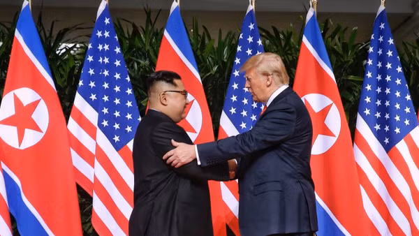Tổng thống Mỹ Donald Trump (phải) trong cuộc gặp thượng đỉnh lịch sử với Nhà lãnh đạo Triều Tiên Kim Jong-un tại Singapore ngày 12/6/2018. (Ảnh: THX/TTXVN)