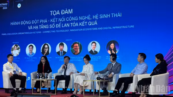 Các diễn giả chia sẻ tại phiên tọa đàm trong khuôn khổ Diễn đàn. (Ảnh: Hà Linh)