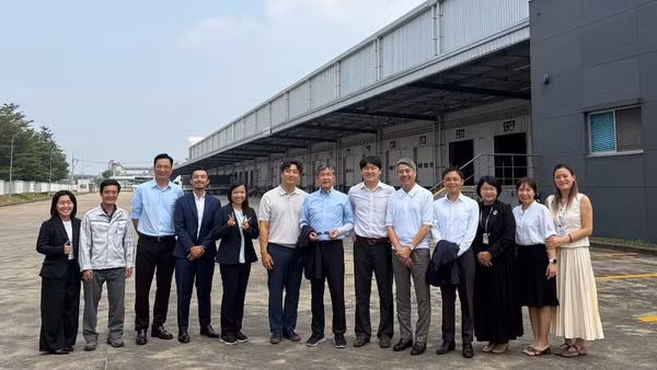Đại diện Cushman & Wakefield (đơn vị tư vấn), Daiwa House (bên bán) và CJ Logistics (bên mua) tại sự kiện đánh dấu hoàn tất thành công giao dịch kho vận tại khu công nghiệp Long Đức, Đồng Nai, Việt Nam. (Ảnh: Cushman & Wakefield Việt Nam)