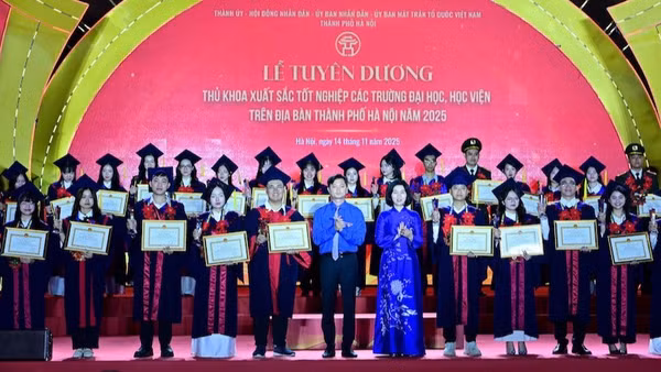 Đại diện các ban, bộ, ngành, đoàn thể trao Bằng khen tặng các thủ khoa xuất sắc của thành phố Hà Nội năm 2025.