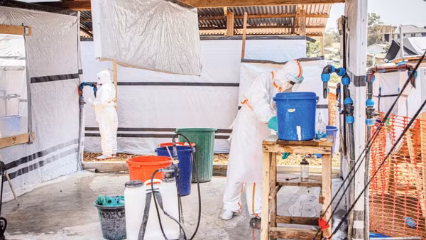 Nhân viên làm việc tại một trung tâm điều trị Ebola ở tỉnh Ituri, CHDC Congo. (Ảnh: TÂN HOA XÃ)