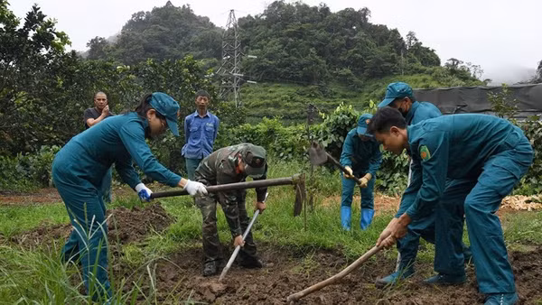 Lực lượng dân quân xã Mộc Châu tham gia Chiến dịch 500 ngày đêm đẩy mạnh tìm kiếm, quy tập và xác định danh tính hài cốt liệt sĩ.