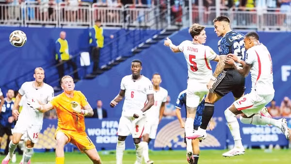 Argentina thắng Anh (áo trắng) 2-1 để tiến vào chung kết. (Ảnh: TÂN HOA XÃ)