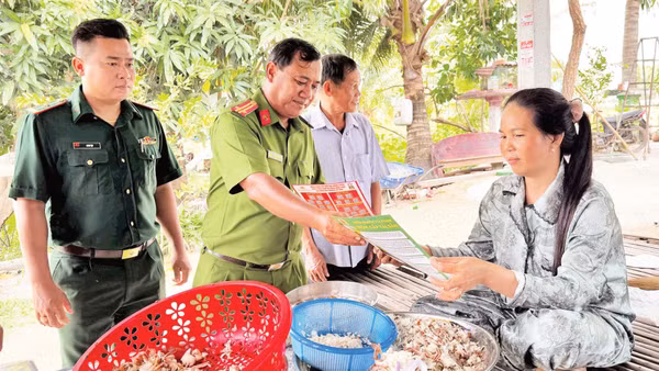 Lực lượng chức năng phường Hà Tiên (tỉnh An Giang) tuyên truyền chủ trương, chính sách của Đảng, Nhà nước đến đồng bào dân tộc thiểu số. (Ảnh: HÀ NHÂN)