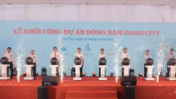 Các đồng chí lãnh đạo tỉnh Phú Thọ ấn nút khởi công xây dựng dự án khu đô thị mới Đông Nam Oasis City.
