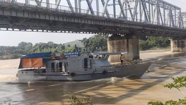Lực lượng cảnh sát giao thông đường thủy tuần tra, kiểm soát không cho tàu thuyền lưu thông trên sông Lô.