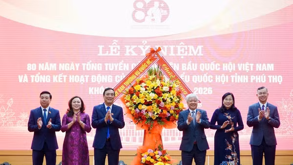 Đồng chí Đỗ Văn Chiến tặng hoa chúc mừng Đoàn Đại biểu Quốc hội tỉnh Phú Thọ.