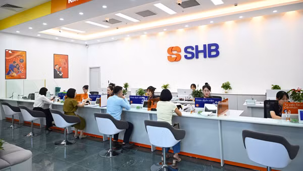Giao dịch khách hàng tại chi nhánh ngân hàng SHB. (Ảnh: Hồng Nhung)