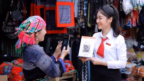 Hiện nay, đối với người dân tại vùng sâu, vùng xa hoặc những nhóm có đặc thù riêng, khả năng tiếp cận và sử dụng sản phẩm, dịch vụ tài chính vẫn còn khoảng cách. (Ảnh: HIỀN HƯƠNG)