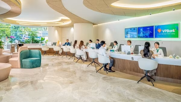 Khách hàng giao dịch tại chi nhánh ngân hàng VPBank. (Ảnh: SAO MAI)