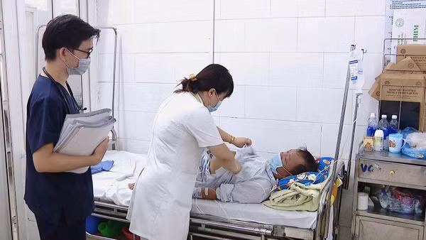 Số ca mắc sốt xuất huyết liên tục gia tăng, bước vào giai đoạn đỉnh dịch.