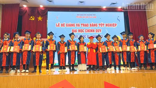 Phó Giáo sư, Tiến sĩ Lương Minh Cừ, Hiệu trưởng Trường đại học Cửu Long trao bằng tốt nghiệp cho những cử nhân đạt loại giỏi. (Ảnh: BÁ DŨNG)