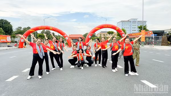 Nhiều chị em tham gia múa dân vũ tham gia Chương trình tại Vĩnh Long. (Ảnh: BÁ DŨNG)