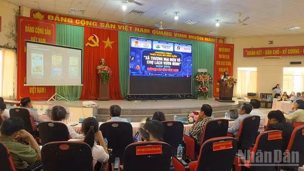 Ra mắt mô hình "Xã thương mại điện tử-Chợ Lách vươn mình". (Ảnh: BÁ DŨNG)